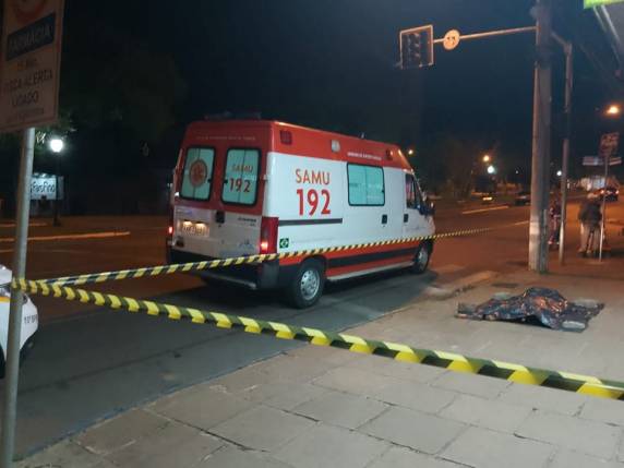 Um terceiro jovem também foi atingido de raspão