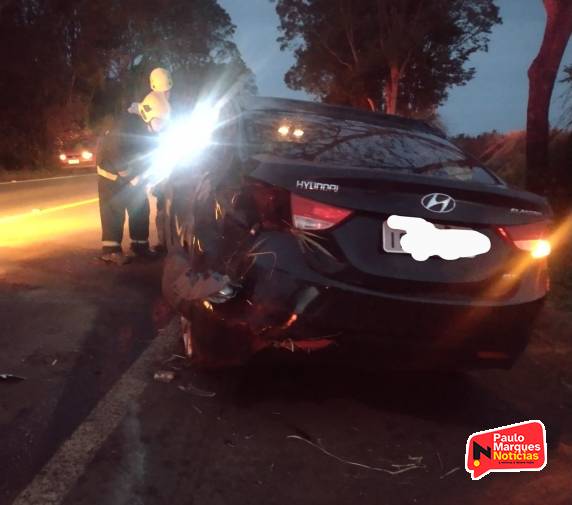 Veículo bate em barranco e tomba sobre a pista na BR-472 em Três de Maio - foto 3