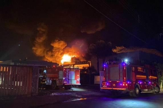 Incêndio atinge empresa de produtos químicos em Nova Santa Rita - foto 3