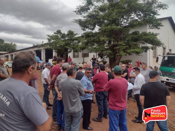 Funcionários da Sec. de Obras de Três de Maio fazem manifesto, mas chegam a entendimento com o Prefeito Corso - foto 2
