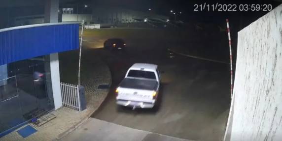 Segundo a polícia, cerca de 20 suspeitos entraram na empresa em cinco carros. Depois do roubo, liberaram funcionários e fugiram. Polícia faz buscas.