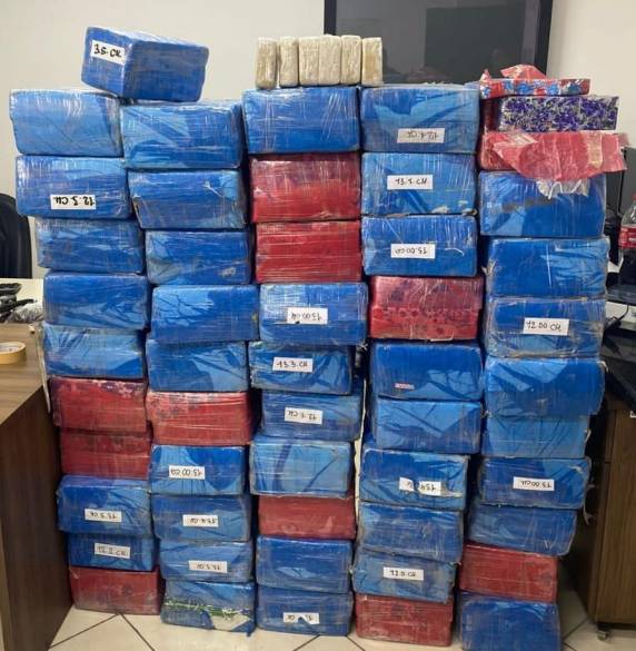 Ação conjunta da PRF e PM intercepta carregamento milionário de drogas - foto 3