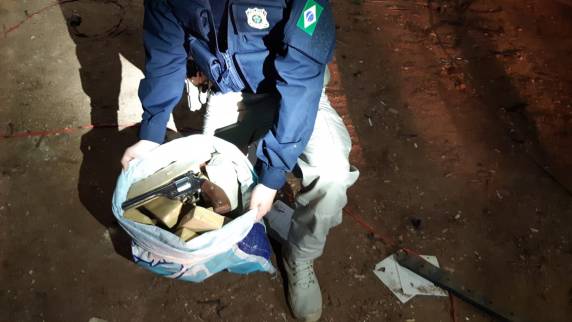 Acao conjunta da PRF e Policia Civil apreendeu mais de 23kg de maconha escondidos em um depósito