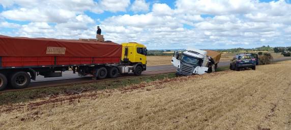 Os dois veículos estavam com placas falsas e a apreensão é avaliada em quase 4 milhões de reais.