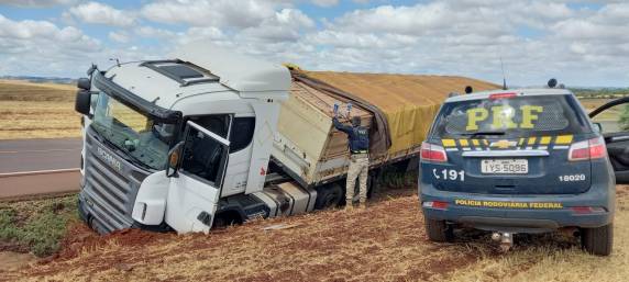 Os dois veículos estavam com placas falsas e a apreensão é avaliada em quase 4 milhões de reais.