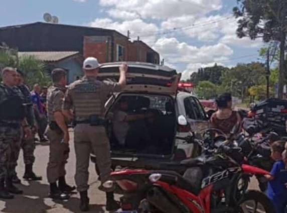 O motorista não possui CNH e o licenciamento do Ford/Escord esta vencido, sendo removido ao pátio do guincho.