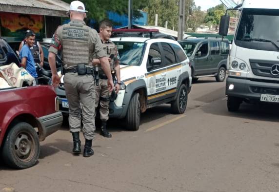O motorista não possui CNH e o licenciamento do Ford/Escord esta vencido, sendo removido ao pátio do guincho.