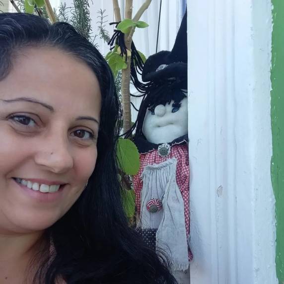 Alessandra Abdalla, de 45 anos, estava a poucos metros da creche em que trabalhava quando foi morta. Homem é procurado pela polícia.