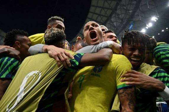 Seleção venceu a Sérvia por 2 a 0 e assumiu a liderança do Grupo G
