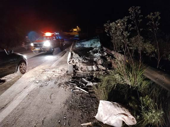 Colisão frontal entre dois veículos aconteceu por volta de 21h