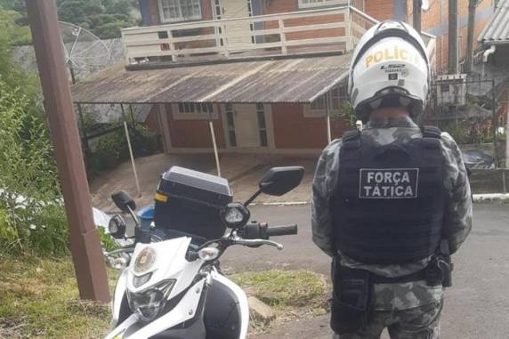 Segundo a Brigada Militar, o suspeito teria enterrado a mulher no pátio de casa e ido até a casa do outro homem posteriormente