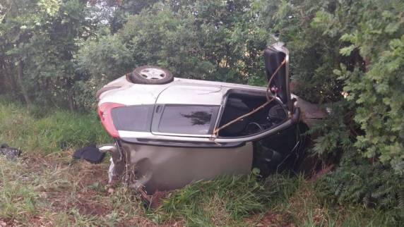 Veículo com placas de Cerro Largo capota na BR-285 - foto 3
