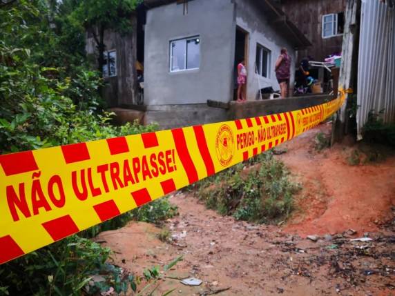 Chuva provoca deslizamentos, alagamentos e quedas de árvores em cidades de SC - foto 2