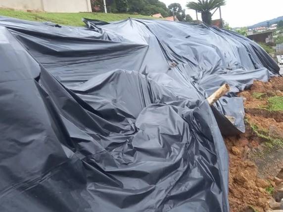 Chuva provoca deslizamentos, alagamentos e quedas de árvores em cidades de SC - foto 5