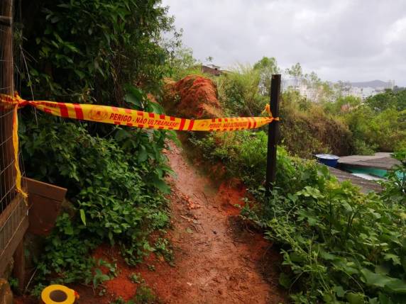 Chuva provoca deslizamentos, alagamentos e quedas de árvores em cidades de SC - foto 3