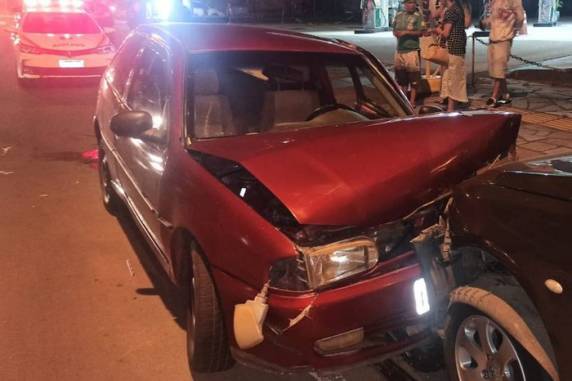 Segundo a Polícia Civil, motorista de 72 anos só parou quando carro que dirigia colidiu contra outro em frente a um posto de combustíveis