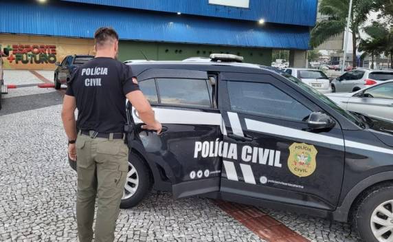 Polícia identificou pelo menos 7 vítimas, garotos entre 11 e 16 anos. Homem de 37 foi preso em Criciúma, no Sul catarinense, e treinava time de Saudades, no Oeste.
