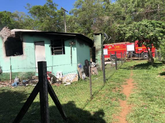 Casa fica destruída por incêndio em Porto Xavier - foto 4