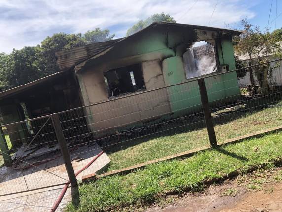 Casa fica destruída por incêndio em Porto Xavier - foto 2