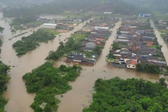 Prefeito sobrevoou o município nesta tarde para avaliar a situação das cheias; previsão é de que o excesso de precipitação continue até quarta-feira