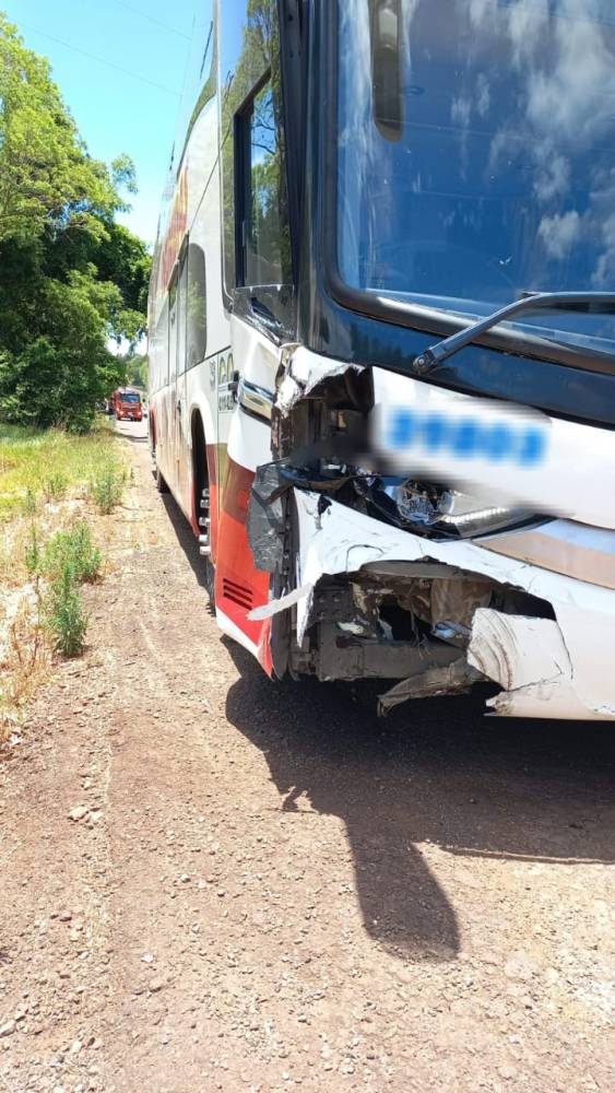 Colisão entre carro e ônibus deixa uma mulher ferida na BR-285 em Ijuí - foto 3