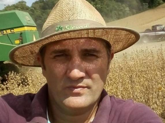 Eles foram denunciados por homicídio duplamente qualificado. Crime ocorreu no dia 10 de setembro, quando Jarbas David Heinle, de 44 anos, foi baleado ao chegar em casa. Ele é filho do prefeito da cidade, Armindo David Heinle (PP).