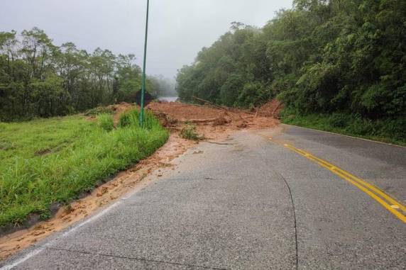 No Paraná, cerca de 30 pessoas seguem desaparecidas no deslizamento que atingiu 21 veículos e deixou dois mortos