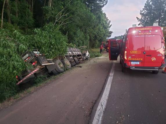 Acidente entre carro e caminhão deixa feridos na BR-386 em Mormaço - foto 3