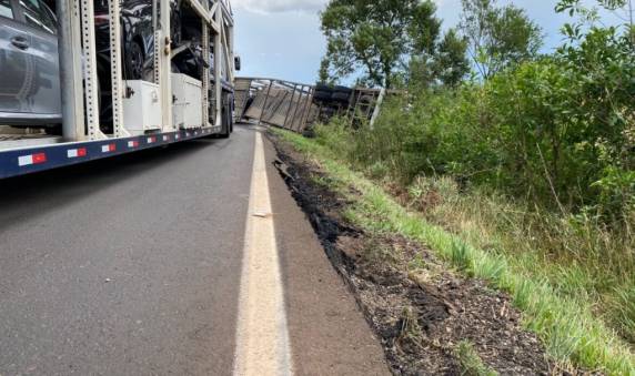 Condutor fica ferido após tombar cegonha na RS-135, em Estação - foto 4