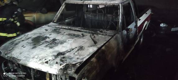 Bombeiros combatem incêndio em oficina e veículos no Centro de Santa - foto 4