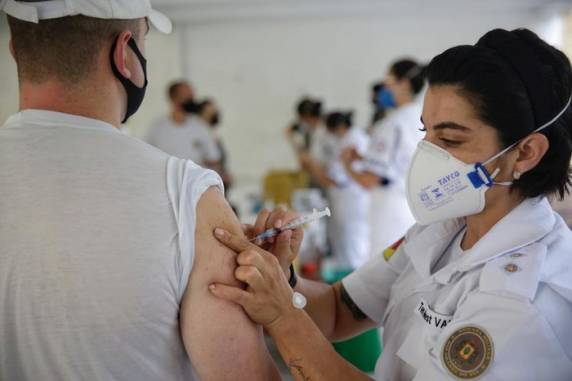 Redução da mortalidade é maior na faixa etária de 40 a 59 anos, mas aparece em todos os públicos