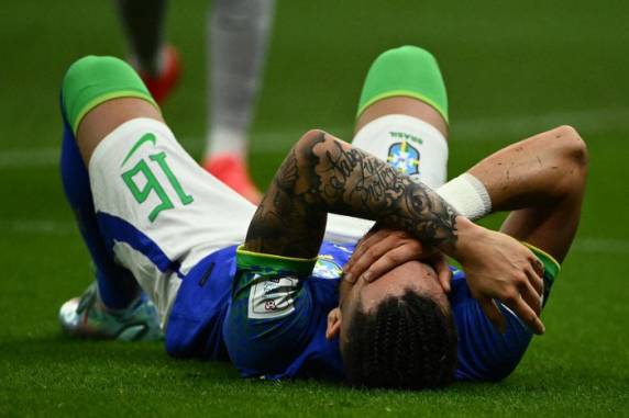 Lateral deve passar por cirurgia e atacante precisará de um mês para se recuperar
