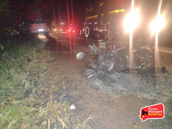 Após a batida a motocicleta pegou fogo que foi controlado pelo Corpo de Bombeiros