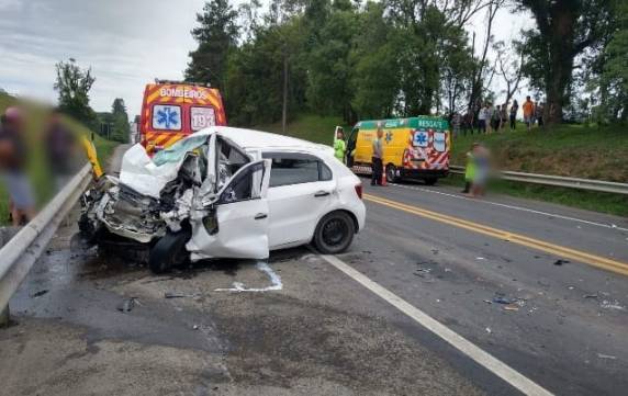 Por conta do acidente, a rodovia esta parcialmente interditada neste sábado (3) com filas que se estendem por quilômetros