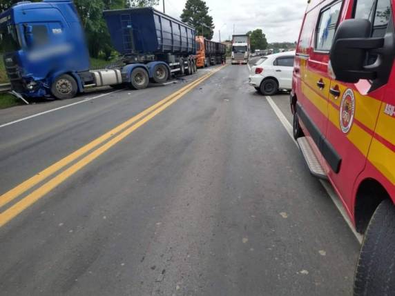 Por conta do acidente, a rodovia esta parcialmente interditada neste sábado (3) com filas que se estendem por quilômetros