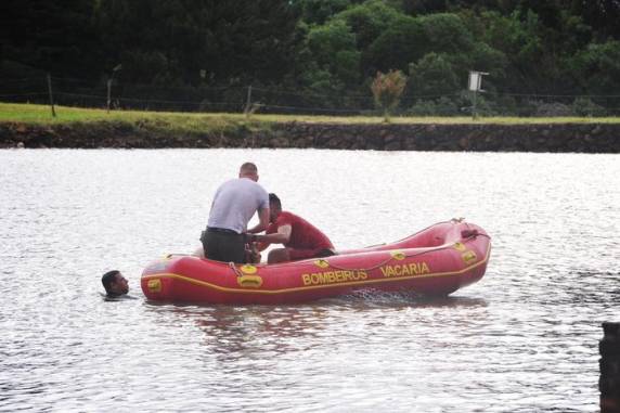 De acordo Corpo de Bombeiros, rapaz entrou em lago e se assustou quando perdeu contato com o chão