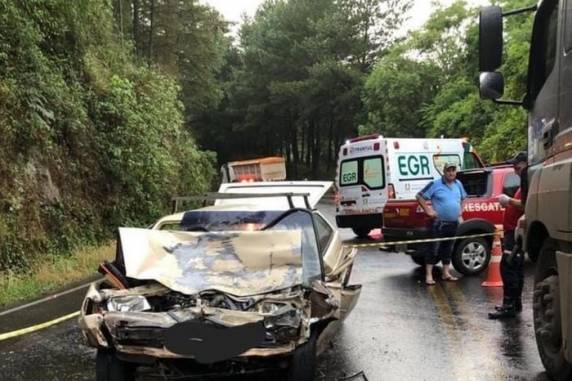 Ocorrência entre caminhão e carro envolveu outros três veículos. Ambos os sentidos da rodovia estão bloqueados