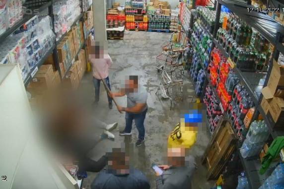 Imagens mostram homens levados para depósito e espancados. Entre os envolvidos estão cinco seguranças, o gerente e o subgerente