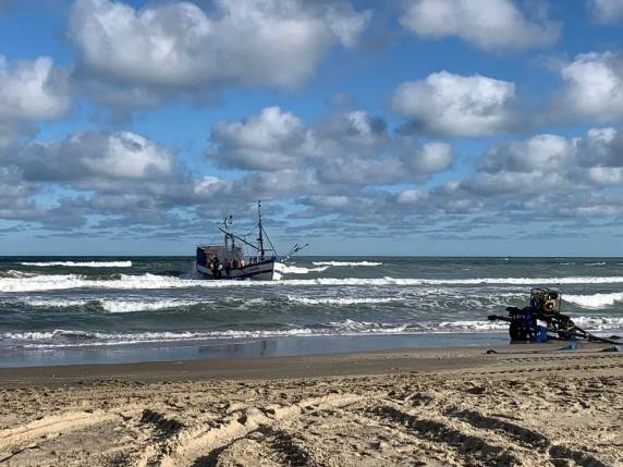 Homens estavam no porão da embarcação quando óleo combustível era retirado. Barco Caetano I, com registro na Capitania dos Portos de Itajaí (SC), encalhou na manhã de sábado (3).