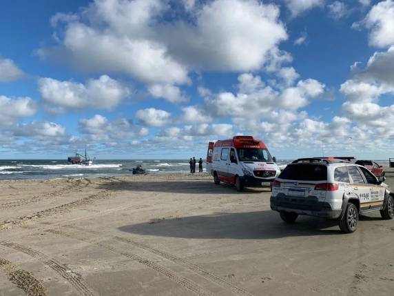 Homens estavam no porão da embarcação quando óleo combustível era retirado. Barco Caetano I, com registro na Capitania dos Portos de Itajaí (SC), encalhou na manhã de sábado (3).
