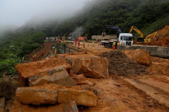 Em razão dos temporais que provocaram deslizamentos de terra e sete mortes até o momento, única via para trafegar entre os Estados do Sul é a BR-116