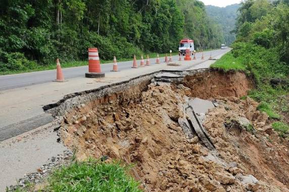 Em razão dos temporais que provocaram deslizamentos de terra e sete mortes até o momento, única via para trafegar entre os Estados do Sul é a BR-116