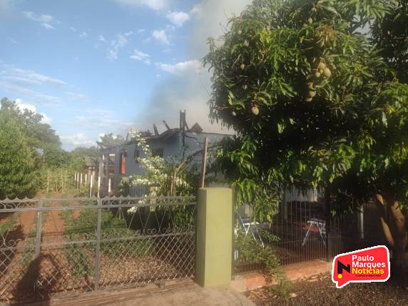Casa é destruída por incêndio na comunidade de Bela Vista, Três de Maio - foto 2