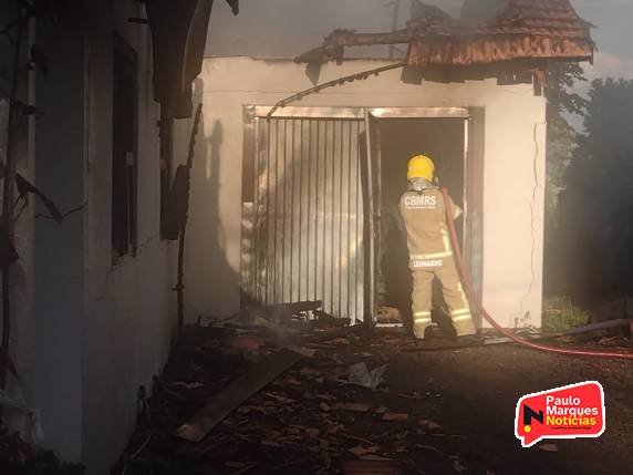 Casa é destruída por incêndio na comunidade de Bela Vista, Três de Maio - foto 4