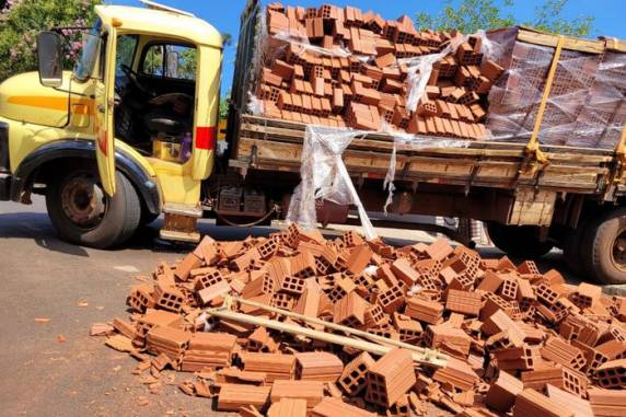 Espaço ficou totalmente destruído com o impacto do caminhão; ninguém se feriu