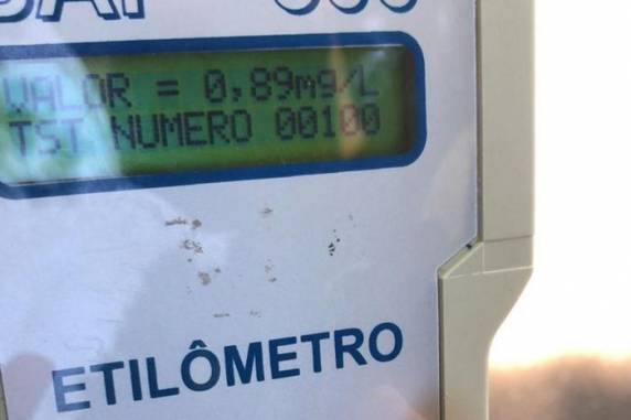 Ele foi submetido ao teste do bafômetro que apontou 0,89 mg/L de álcool por litro ar expelido