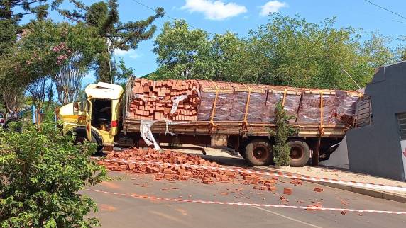 Espaço ficou totalmente destruído com o impacto do caminhão; ninguém se feriu