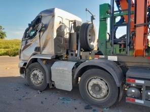 Caminhões colidem no trevo da BR-158 com a RSC-377, em Cruz Alta - foto 2