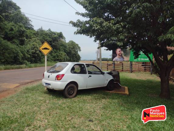 Veículo é abandonado após batida contra pedra de placa inaugural, em Três de Maio - foto 2