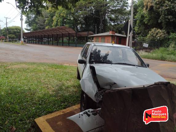 Veículo é abandonado após batida contra pedra de placa inaugural, em Três de Maio - foto 3